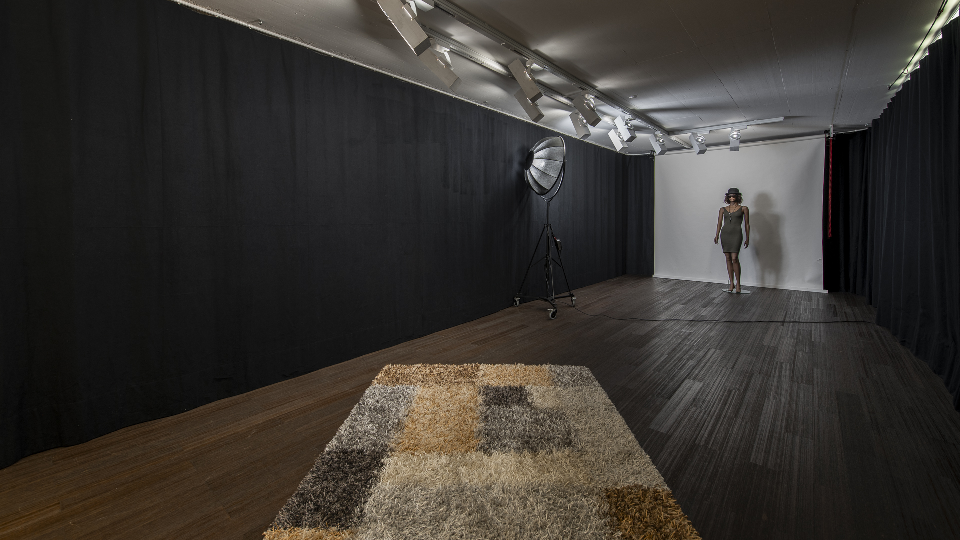 Fotostudio mit schwarzem Hintergrund